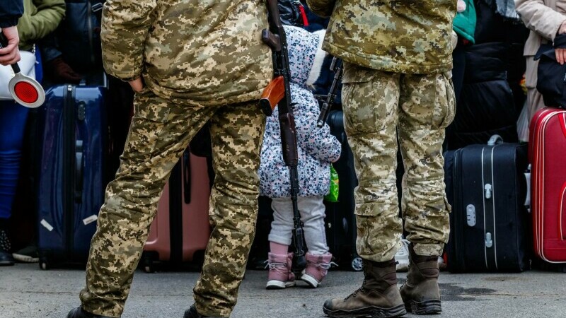 Photo of foto | Trei soldați ruși care au violat o mamă și pe fiica acesteia în Ucraina, bătuți cu scaunele de propriii camarazi și superiori
